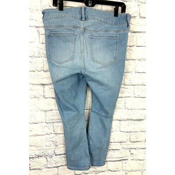 Torrid Jeans Womens 12 Light Blue Wash Crop Jegging Super Soft Distressed Torn - Picture 4 of 12